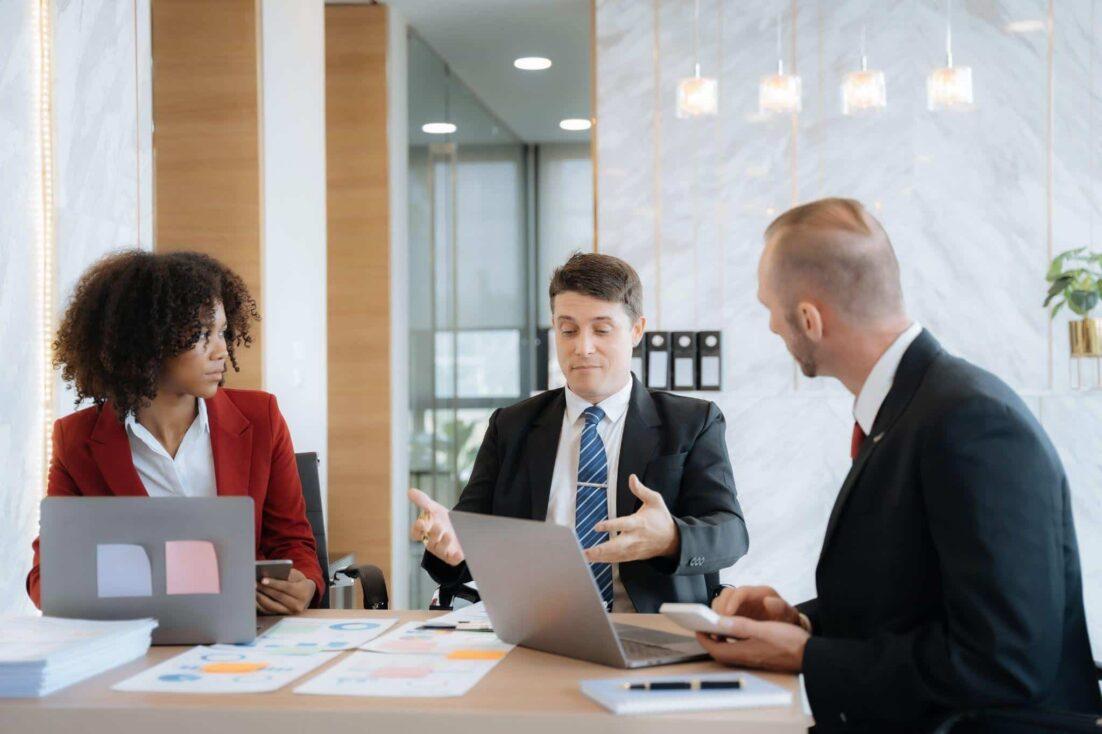 3 colleagues in a meeting